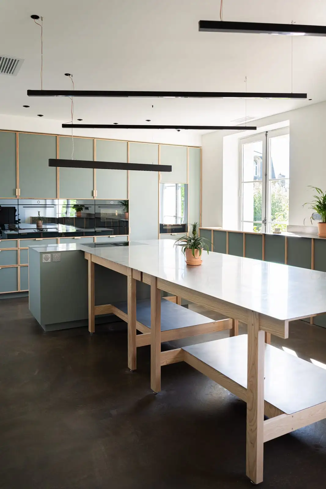 Grande table de travail et cuisine équipée de l'Atelier Qu4tre-Qu4rts, place de la Victoire à Bordeaux