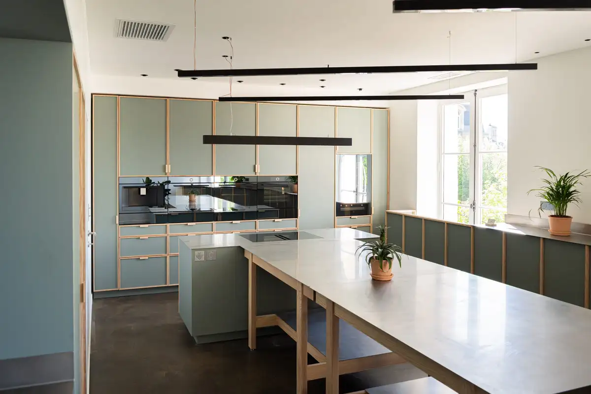 Cuisine de l'Atelier Qu4tre-Qu4rts, au-dessus de la boutique Victoire à Bordeaux