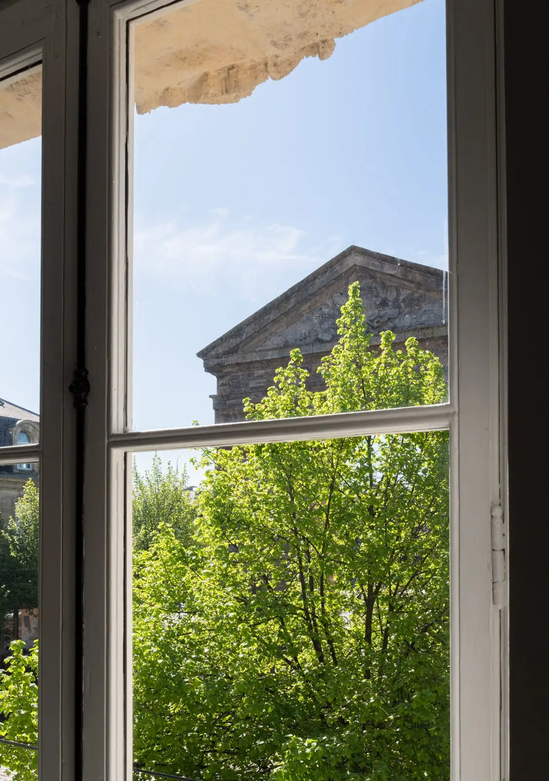 La Porte d'Aquitaine vue depuis une fenêtre de l'Atelier Qu4tre-Qu4rts, place de la Victoire à Bordeaux