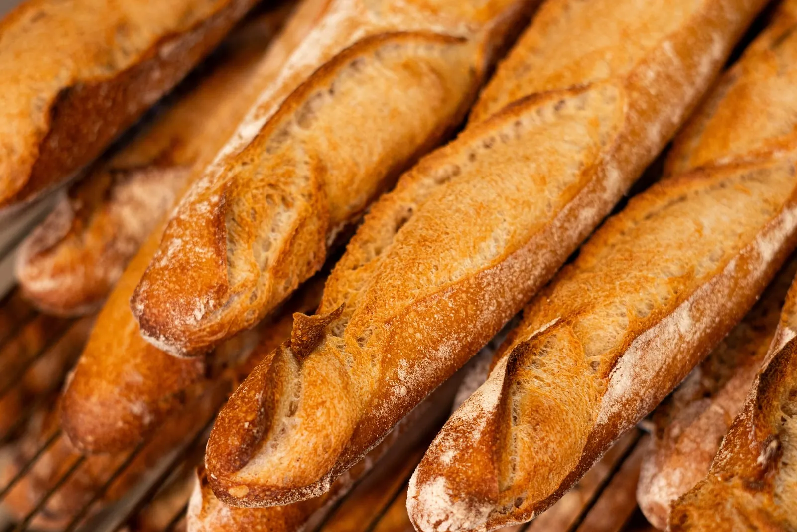 Baguettes dorées sorties du four dans la boutique Tourny, boulangerie pâtisserie artisanale à Bordeaux
