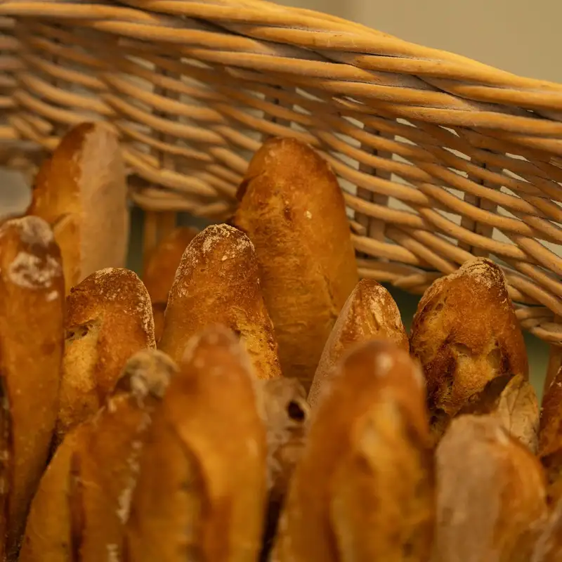 Baguettes de tradition dorées dans une panière en osier, boulangerie Quatre-Quarts à Bordeaux