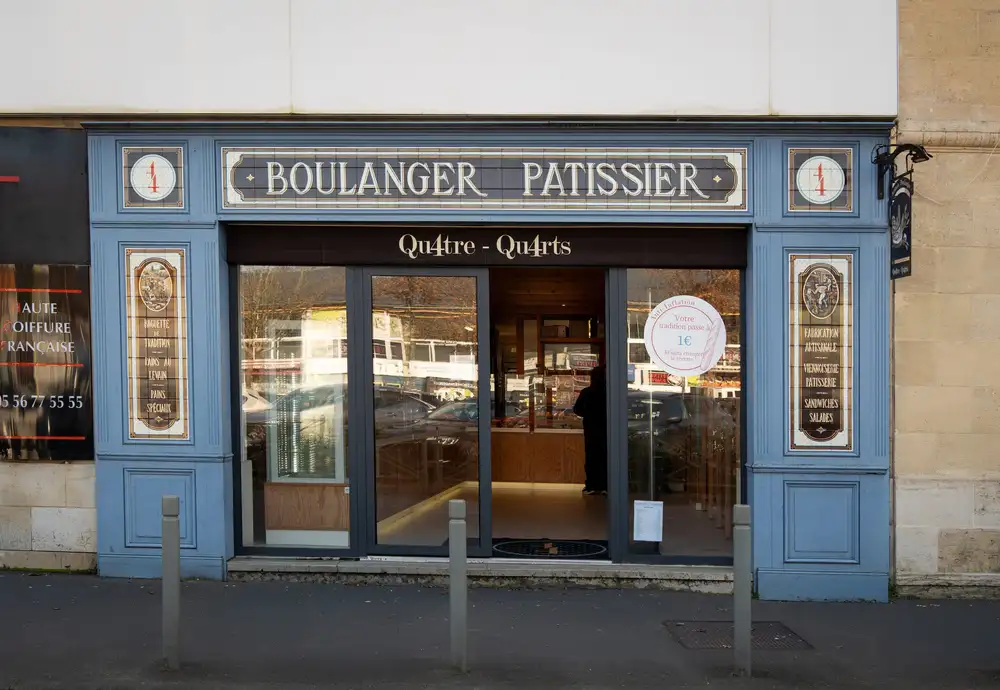 Devanture bleue de la boulangerie pâtisserie Qu4tre-Qu4rts à Ambarès-et-Lagrave