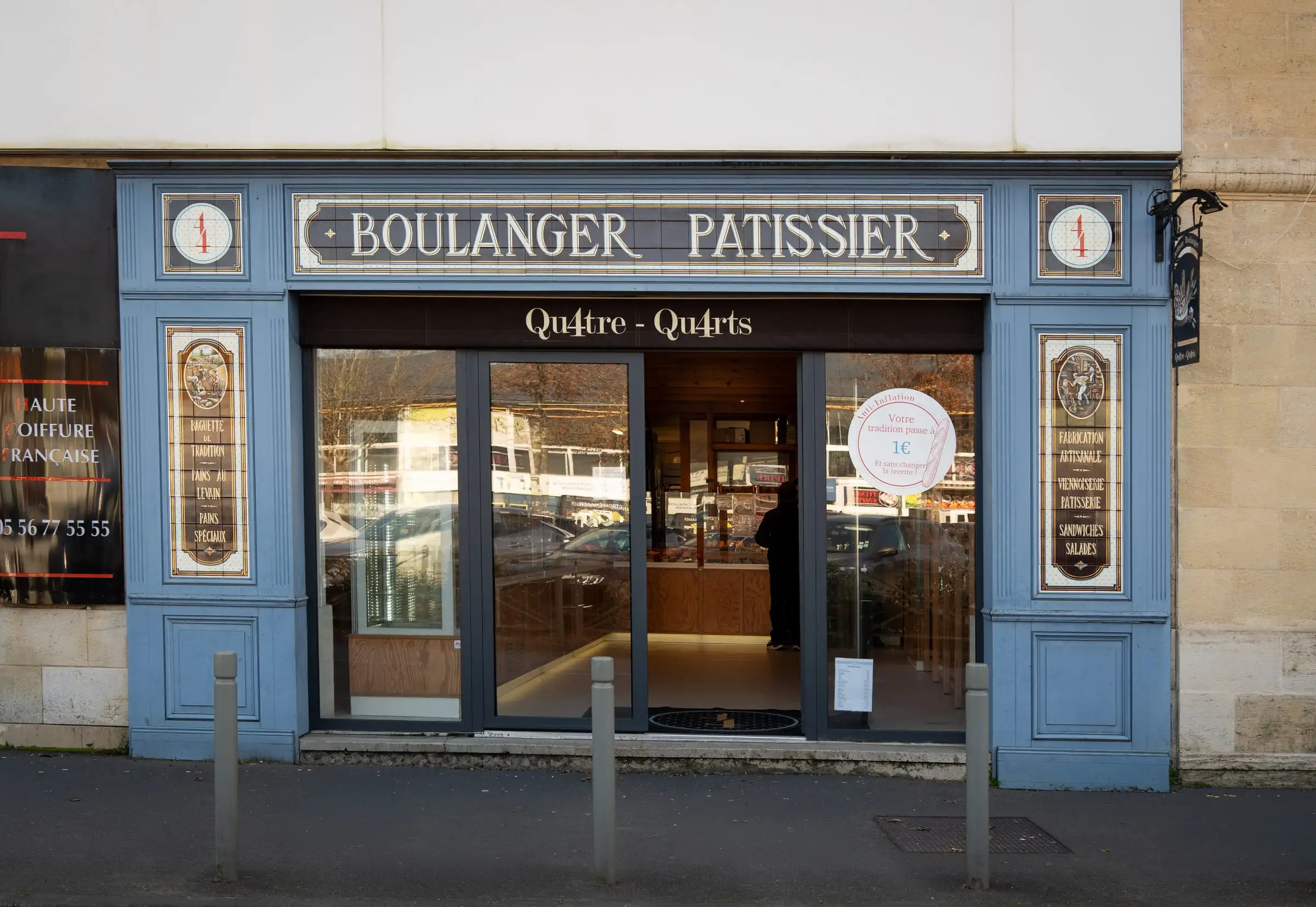 Devanture bleue de la boulangerie pâtisserie Qu4tre-Qu4rts à Ambarès-et-Lagrave