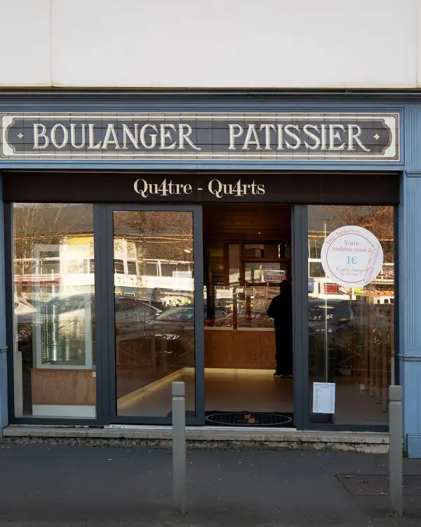 Devanture bleue de la boulangerie pâtisserie Qu4tre-Qu4rts à Ambarès-et-Lagrave