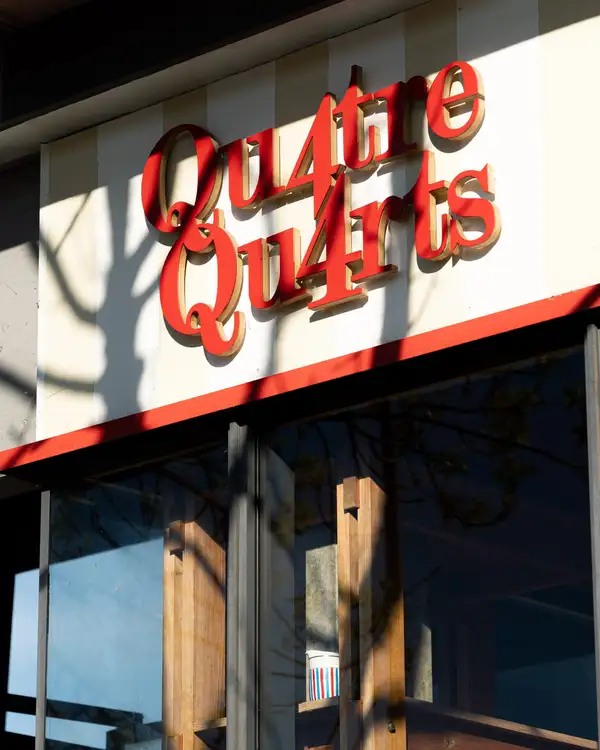 Enseigne de la boulangerie Qu4tre-Qu4rts à La Bastide, Bordeaux rive droite