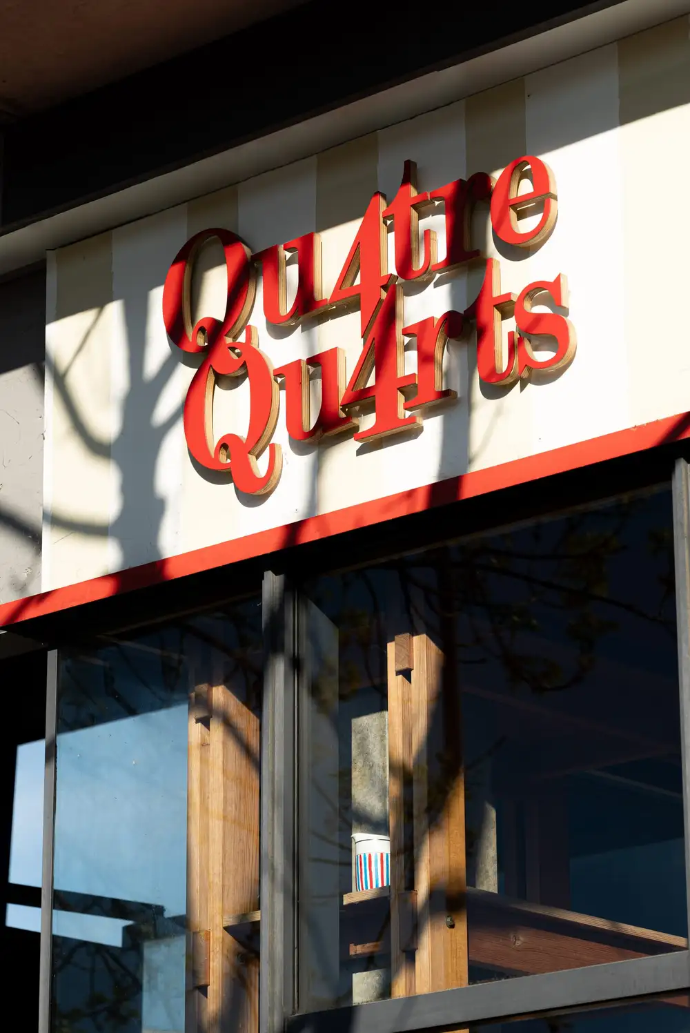 Enseigne de la boulangerie Qu4tre-Qu4rts à La Bastide, Bordeaux rive droite