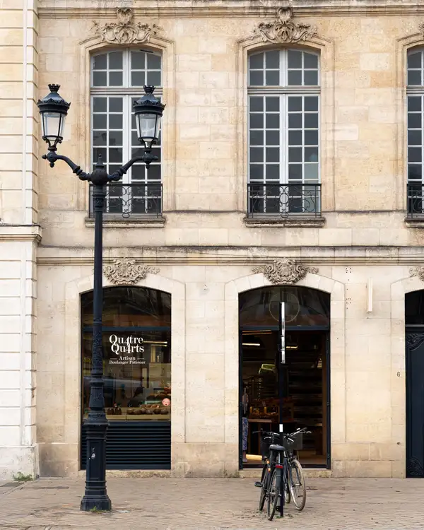 Façade de la boulangerie Qu4tre-Qu4rts allées de Tourny à Bordeaux