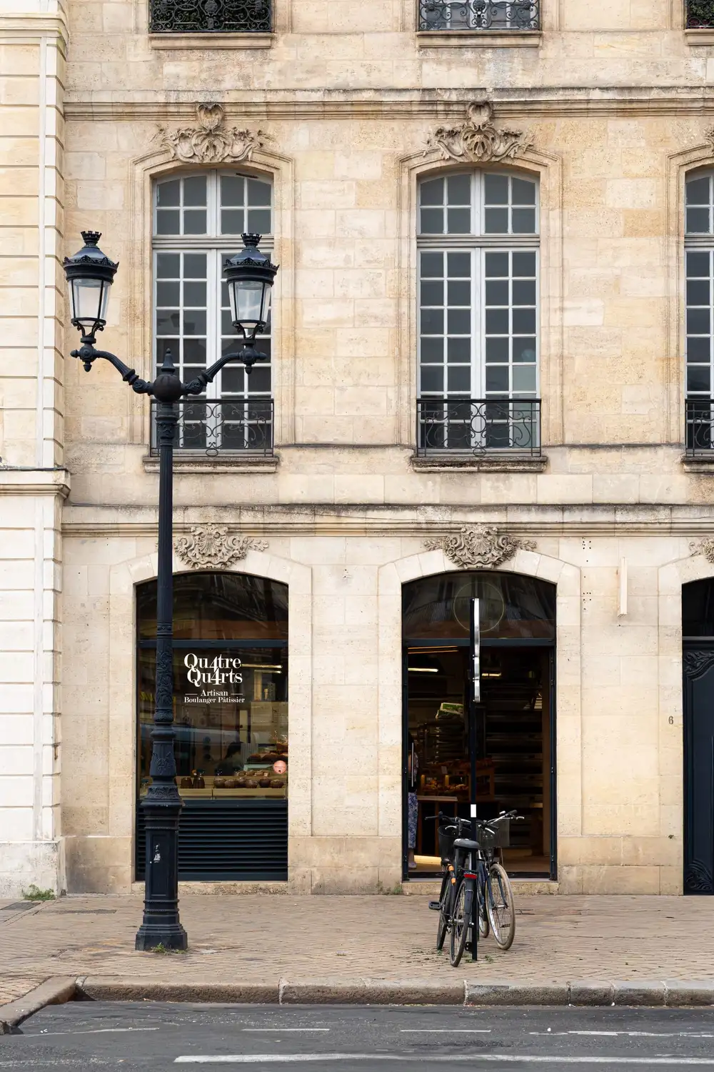 Façade de la boulangerie Qu4tre-Qu4rts allées de Tourny à Bordeaux