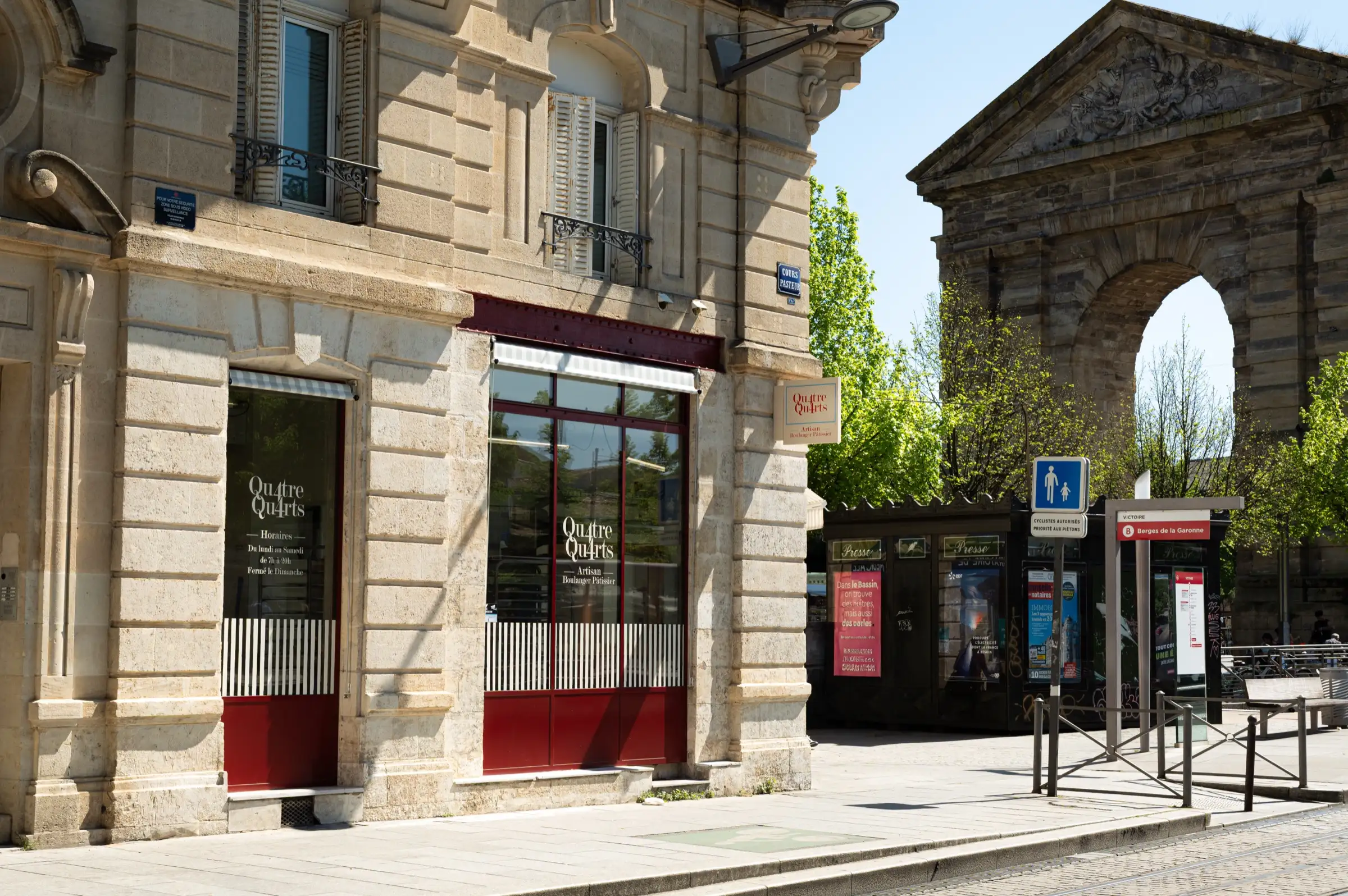 Boulangerie Qu4tre-Qu4rts place de la Victoire, à côté de la Porte d'Aquitaine, Bordeaux