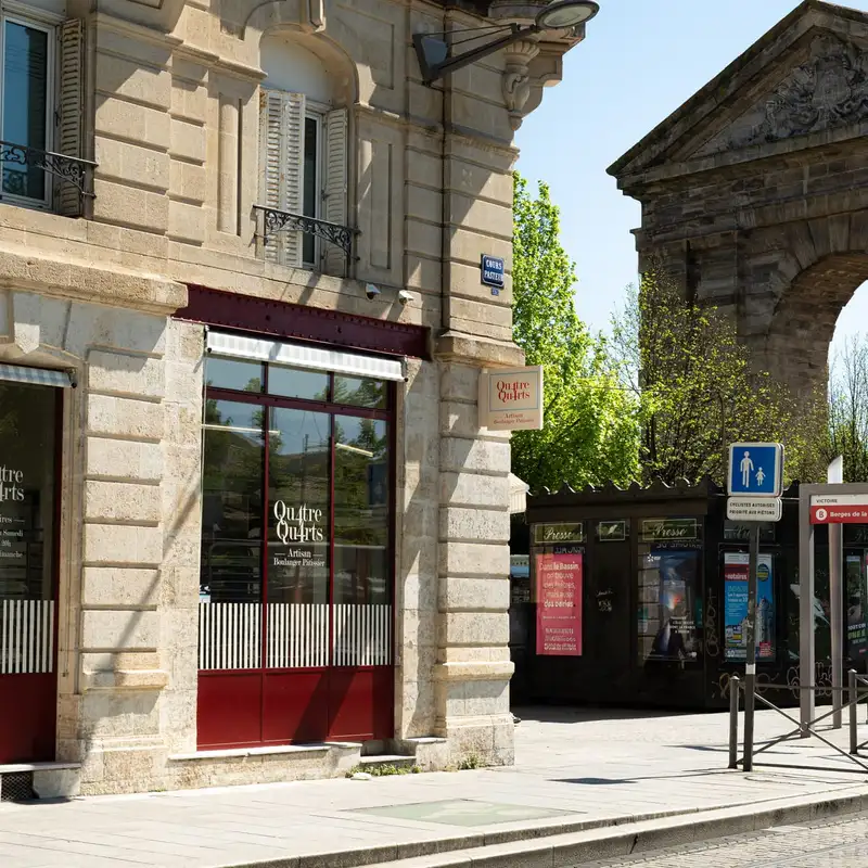 Boutique Qu4tre-Qu4rts place de la Victoire à Bordeaux, à côté de la Porte d'Aquitaine