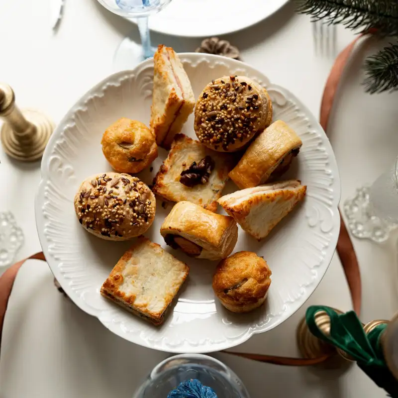 Assiette de canapés et petits fours salés sur une table de fête, traiteur de la boulangerie Quatre-Quarts à Bordeaux