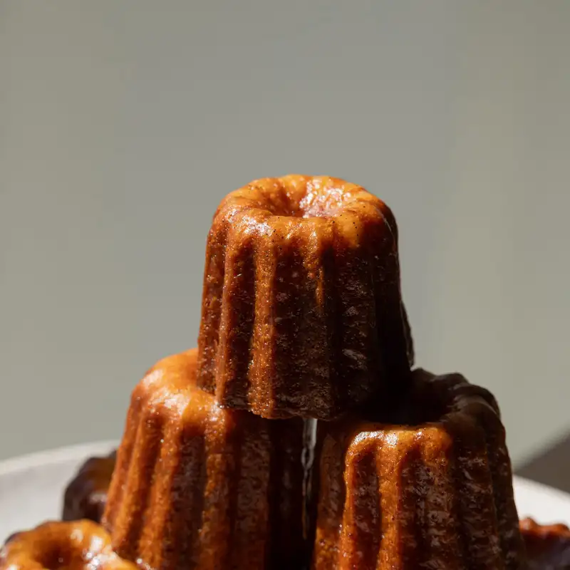 Pyramide de cannelés bordelais caramélisés, boulangerie pâtisserie Quatre-Quarts