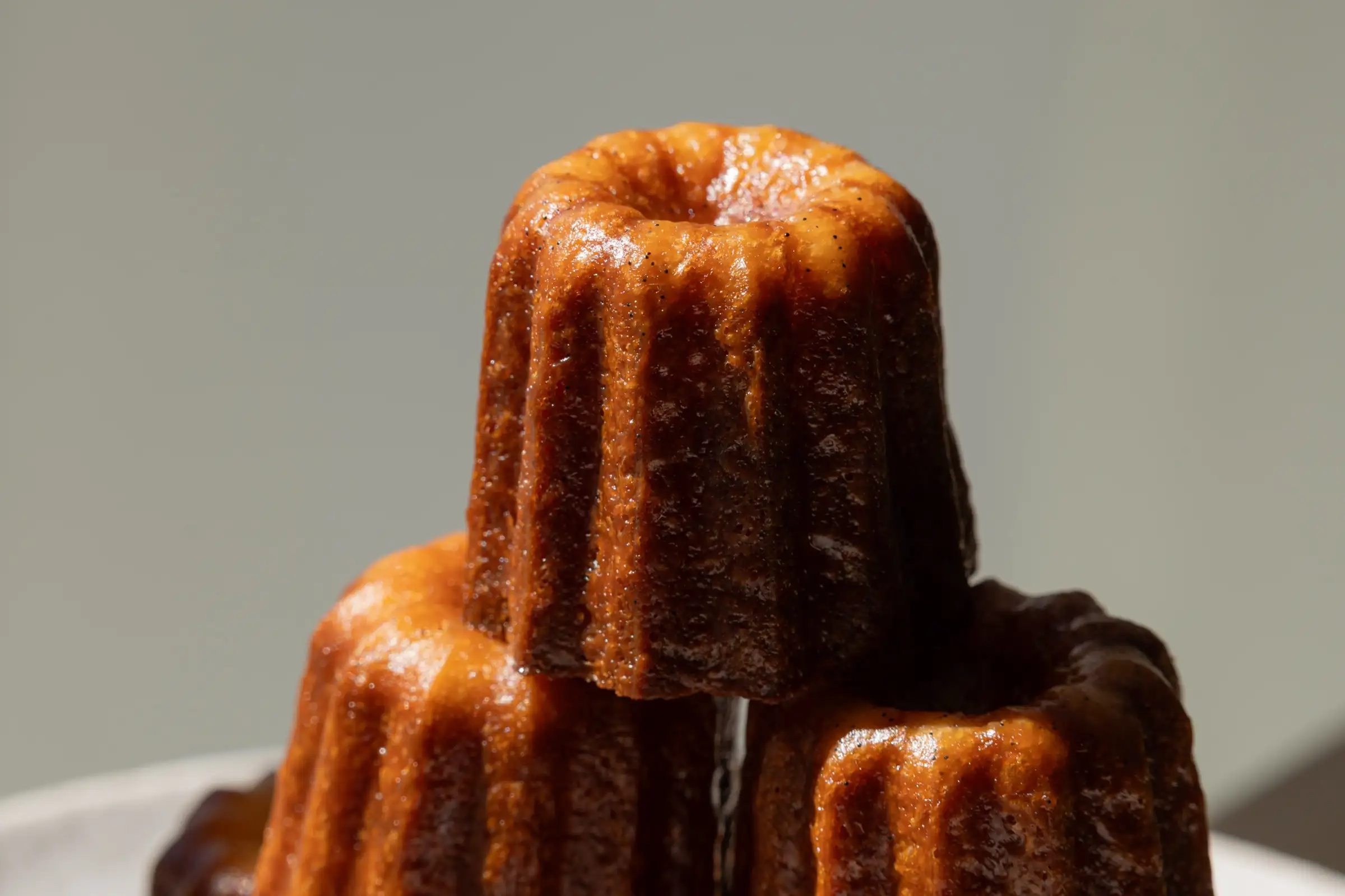 Cannelés bordelais caramélisés empilés, boulangerie pâtisserie Quatre-Quarts à Bordeaux