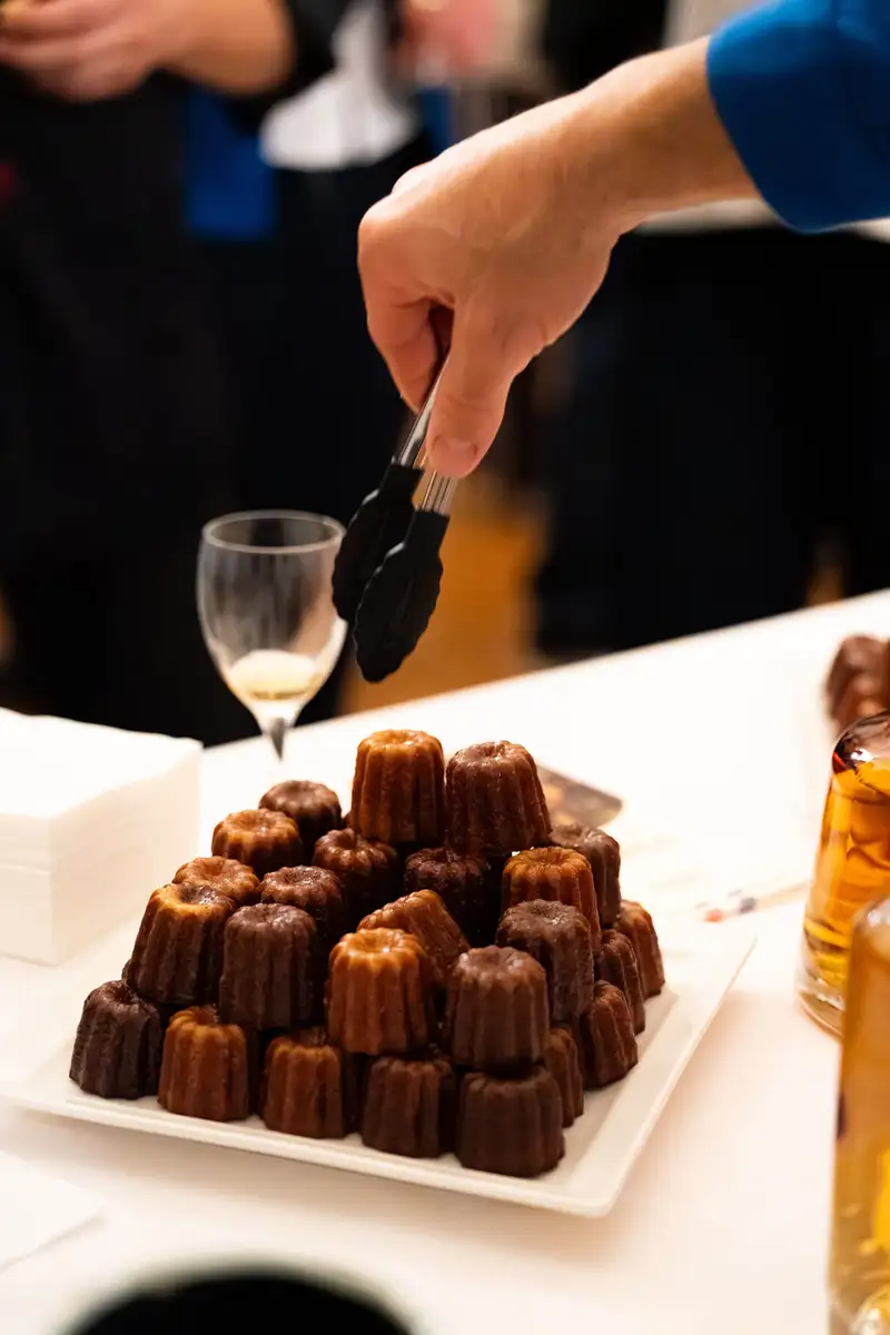 Pyramide de cannelés Qu4tre-Qu4rts x Moon Harbour servis à la pince, dégustation à la mairie de Bordeaux
