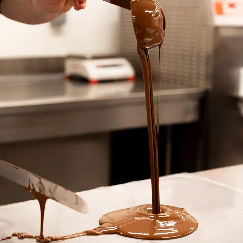 Chocolat coulé sur le marbre au laboratoire Qu4tre-Qu4rts de Bassens