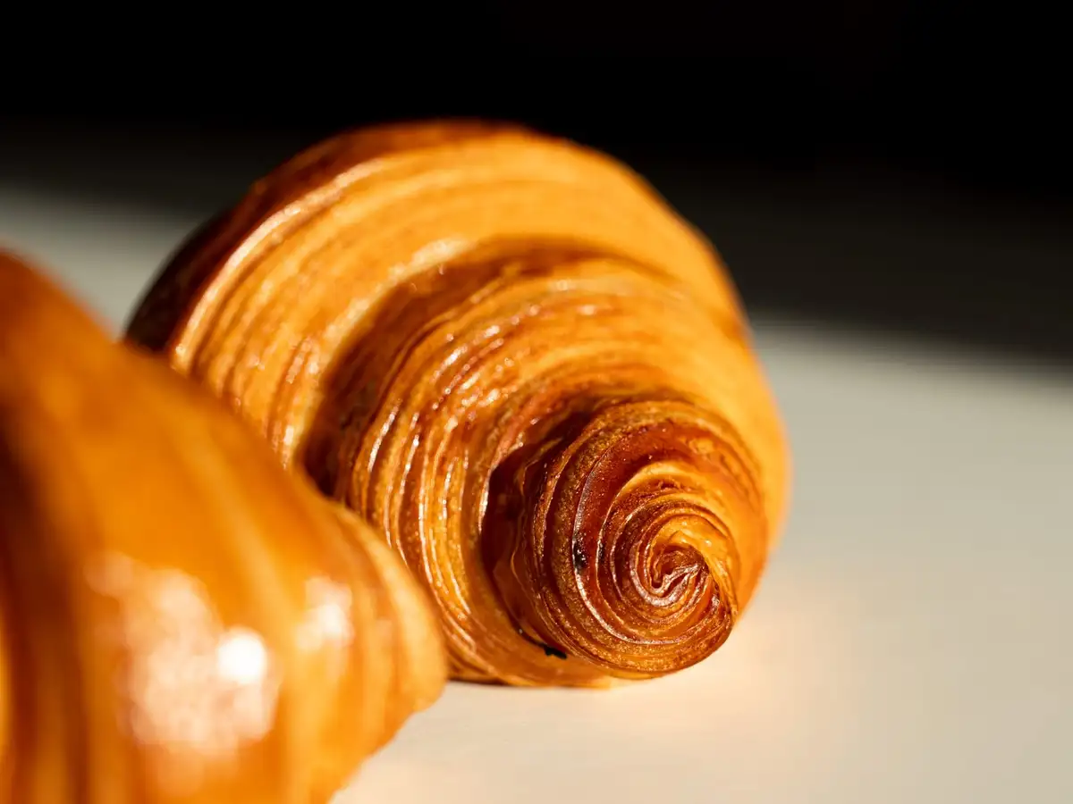 Croissant pur beurre feuilleté, boulangerie Quatre-Quarts à Bordeaux