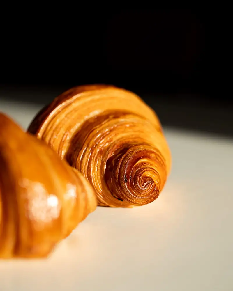 Croissant pur beurre feuilleté, boulangerie Quatre-Quarts à Bordeaux
