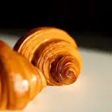 Croissant pur beurre feuilleté, boulangerie Quatre-Quarts à Bordeaux