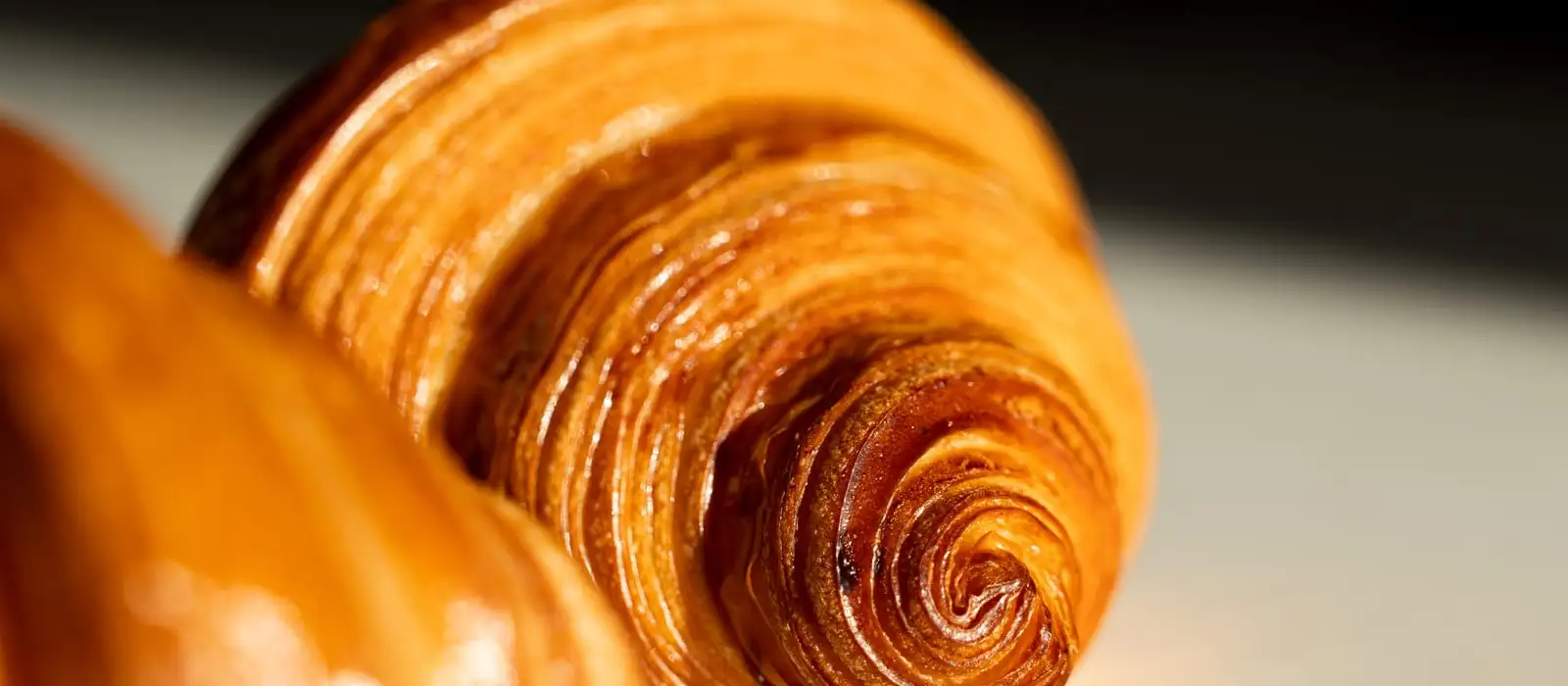 Croissant pur beurre feuilleté, boulangerie Quatre-Quarts à Bordeaux