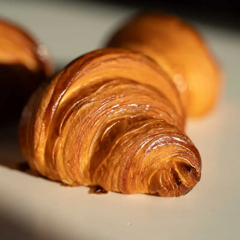 Croissants pur beurre feuilletés et dorés dans la lumière, boulangerie Quatre-Quarts à Bordeaux