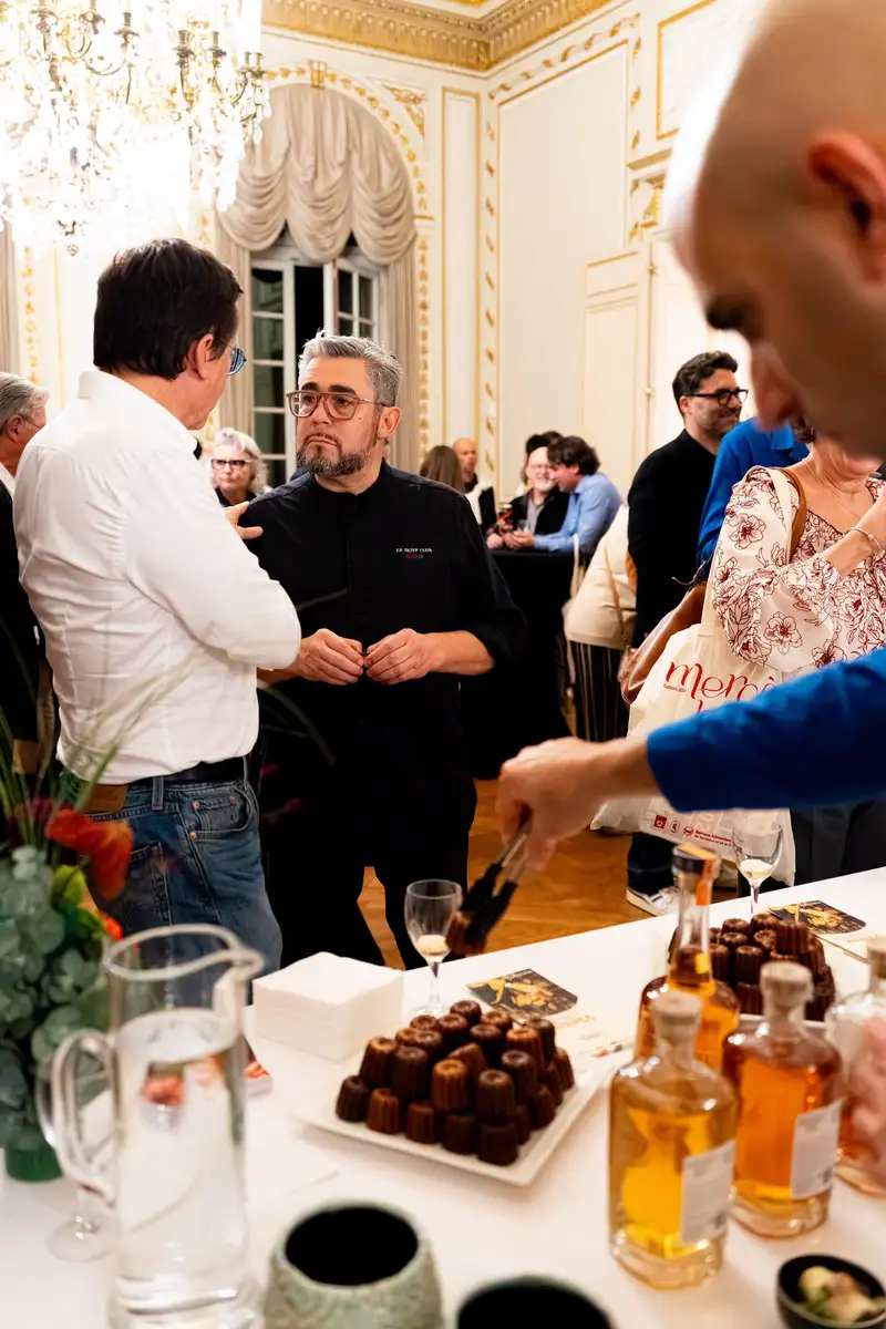 Stéphane Carrade, chef du Skiff Club, à la dégustation du cannelé Qu4tre-Qu4rts x Moon Harbour à la mairie de Bordeaux