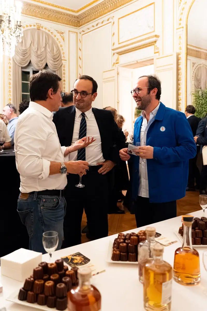 Thomas Cazenave, maire de Bordeaux, à la dégustation du cannelé Qu4tre-Qu4rts x Moon Harbour à la mairie