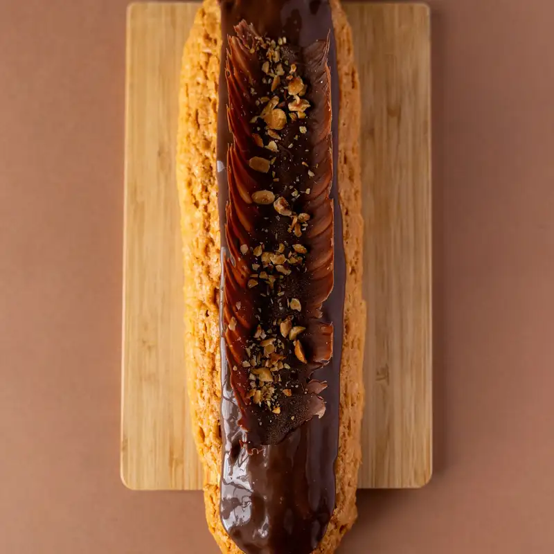 Éclair au chocolat sur une planche en bois, pâtisserie Quatre-Quarts à Bordeaux