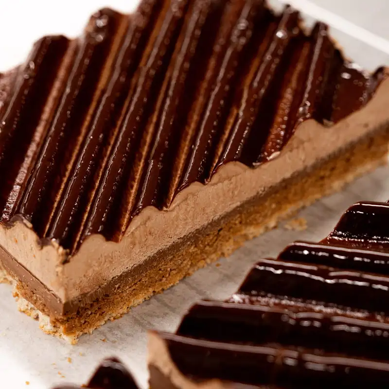 Entremets au chocolat au glaçage strié et brillant, pâtisserie Quatre-Quarts à Bordeaux