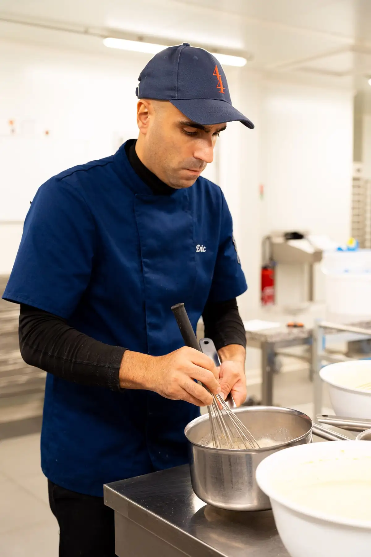 Éric au travail, fouet à la main, chez Qu4tre-Qu4rts
