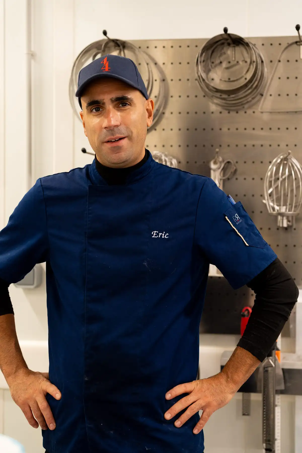 Éric, de l'équipe Qu4tre-Qu4rts, en tenue de travail