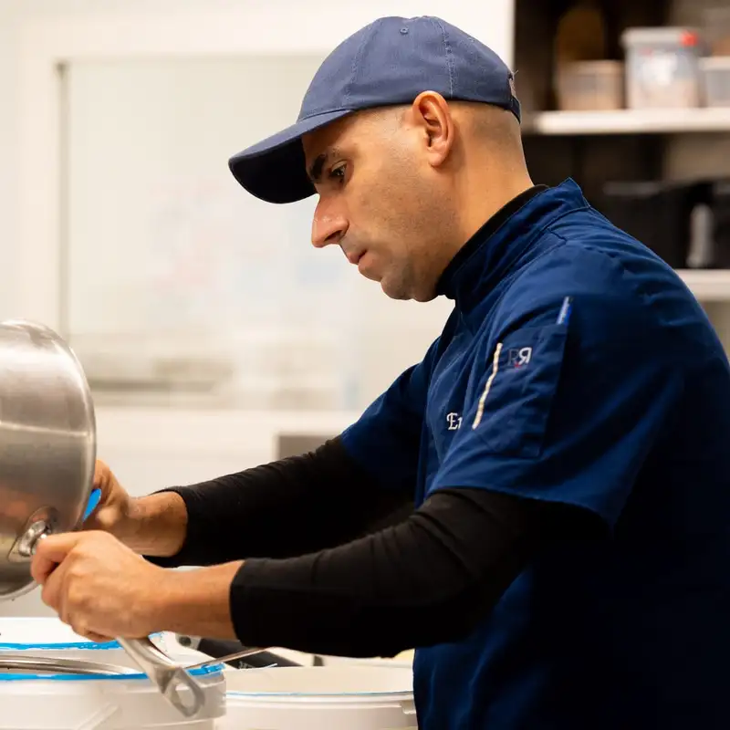 Éric, pâtissier Qu4tre-Qu4rts, au travail au laboratoire de Bassens