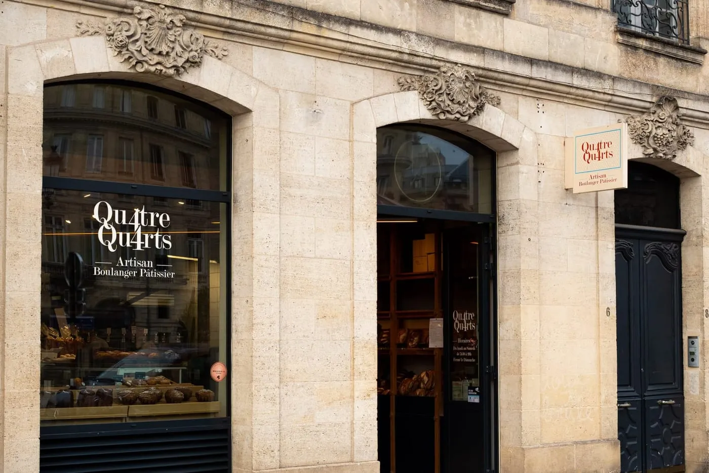 Façade en pierre de la boulangerie pâtisserie Qu4tre-Qu4rts, 6 allées de Tourny à Bordeaux