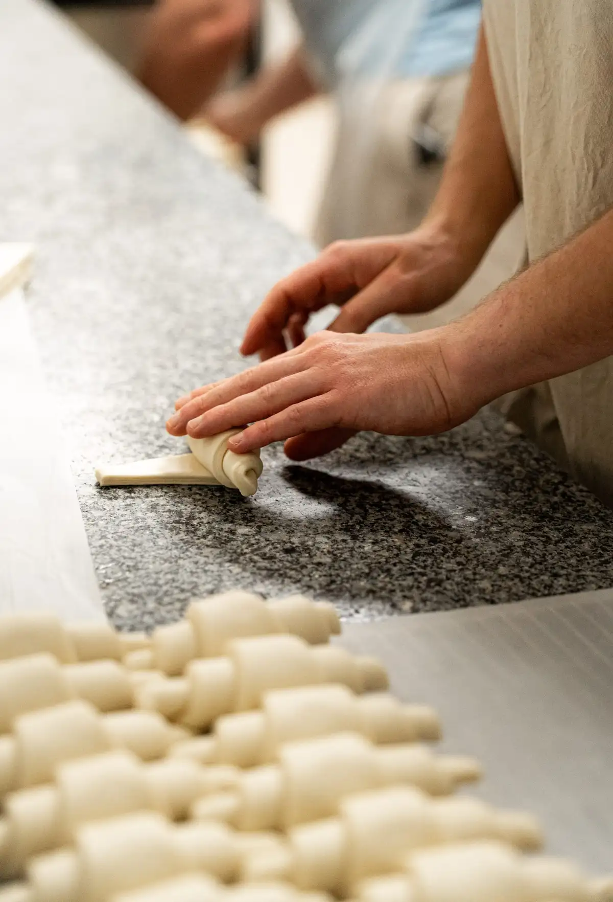 Façonnage des croissants à la main au fournil, boulangerie Qu4tre-Qu4rts