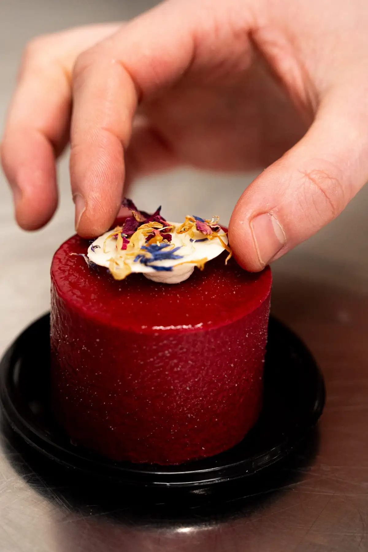 Finition d'un entremets à la main au laboratoire Qu4tre-Qu4rts de Bassens