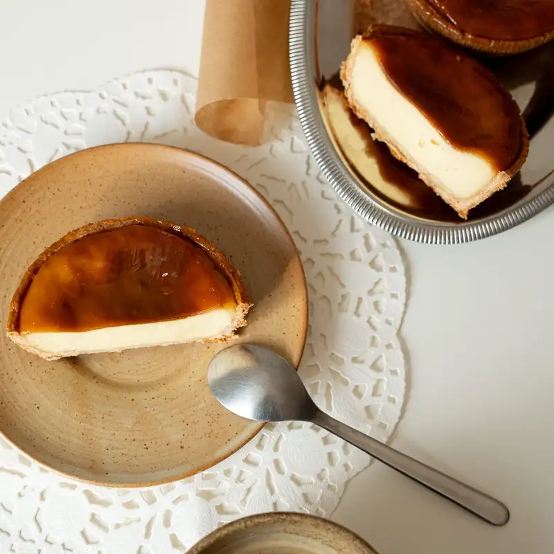 Parts de flan pâtissier sans œufs, cœur crémeux et dessus caramélisé, boulangerie Quatre-Quarts à Bordeaux