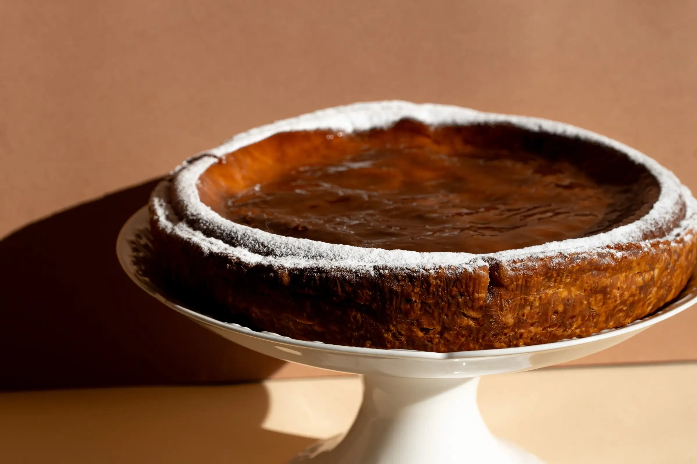 Flan pâtissier sans œufs saupoudré de sucre glace, pâtisserie Quatre-Quarts à Bordeaux
