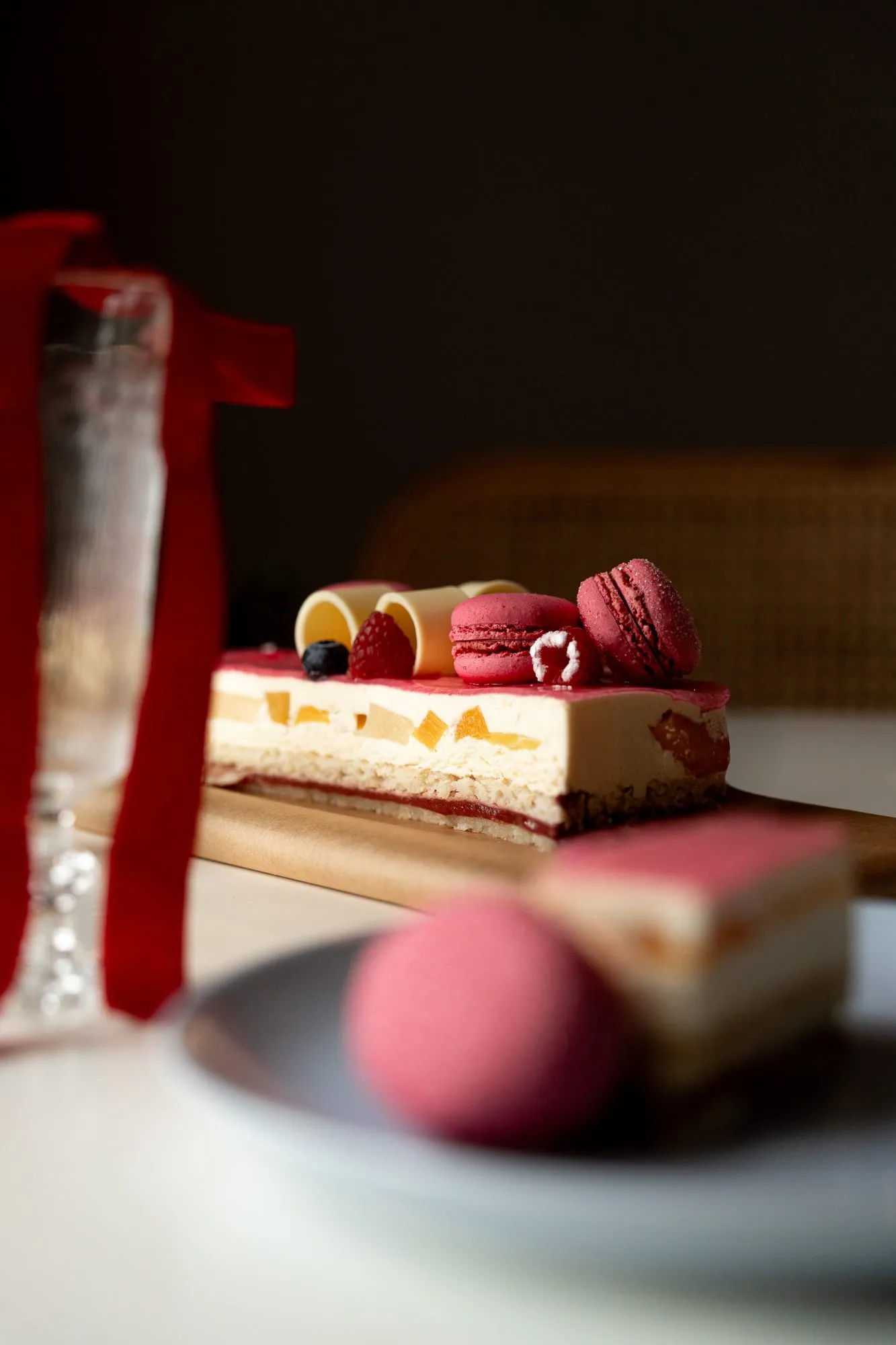 Entremets de fête aux macarons roses et fruits rouges, Qu4tre-Qu4rts