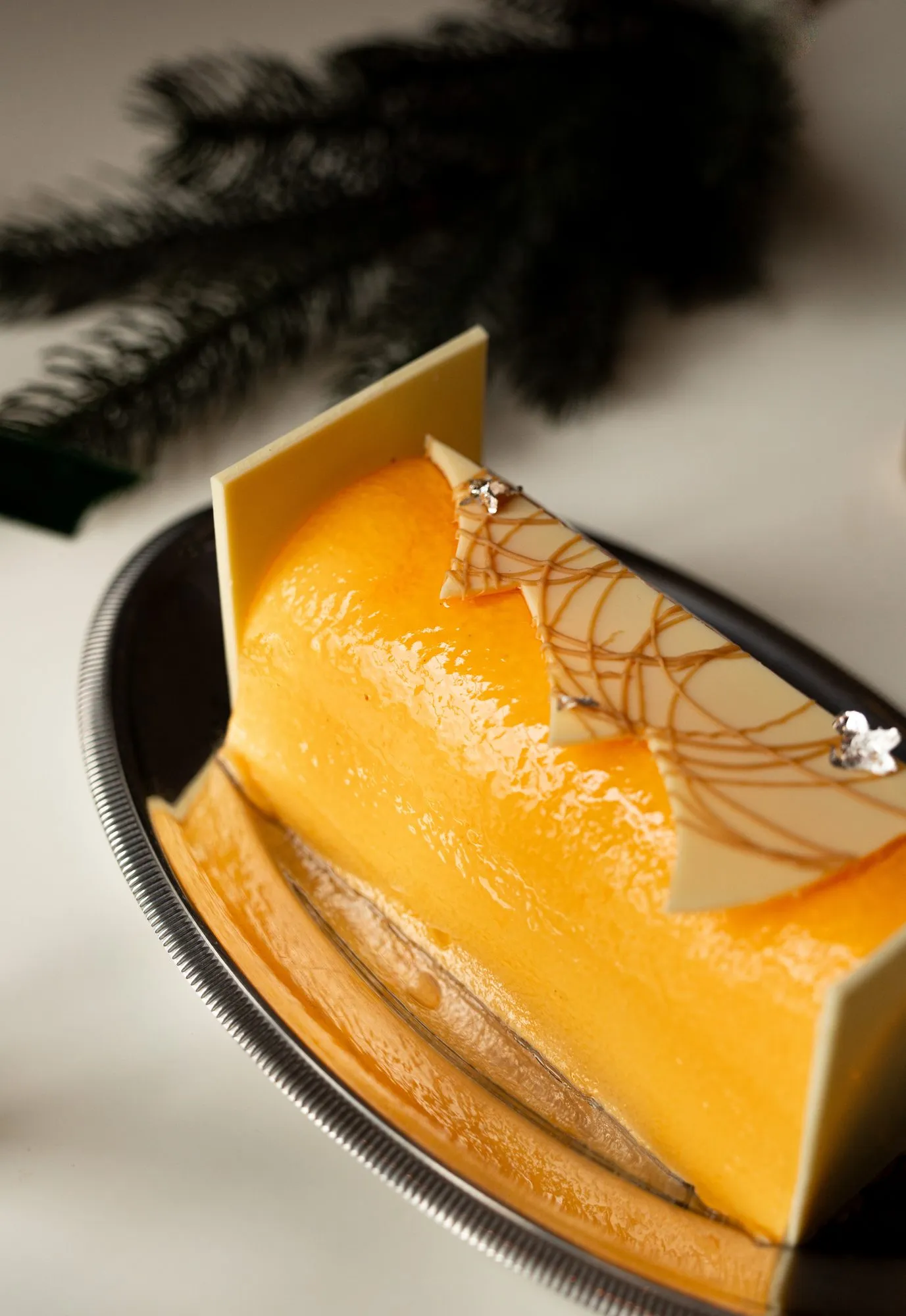 Bûche de Noël glacée jaune orangé, décor en chocolat blanc, Qu4tre-Qu4rts