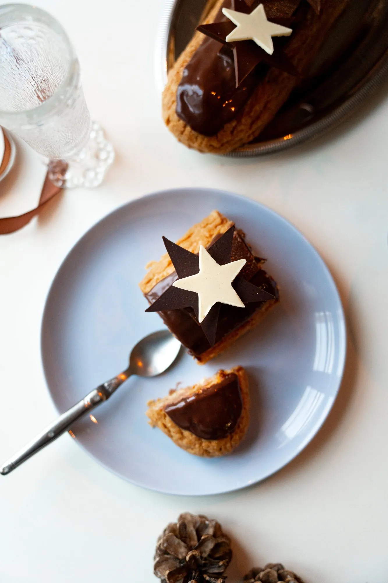Bûche au chocolat décorée d’étoiles, servie en parts, Noël chez Qu4tre-Qu4rts à Bordeaux