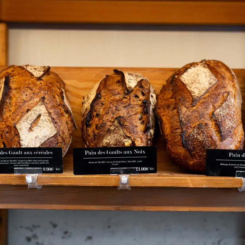 Pains des Gaults sur l'étagère de la boutique Qu4tre-Qu4rts, boulangerie artisanale à Bordeaux