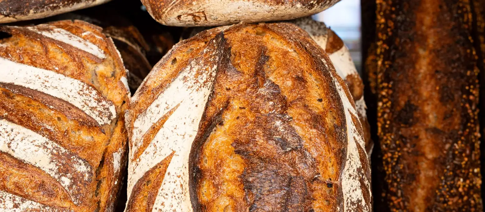 Pains au levain en boutique, boulangerie artisanale Qu4tre-Qu4rts à Bordeaux