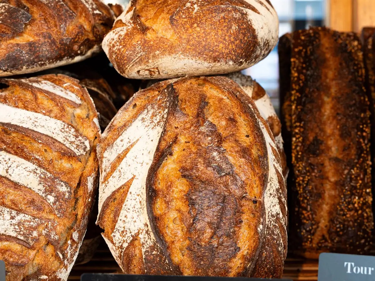 Pains au levain en boutique, boulangerie artisanale Qu4tre-Qu4rts à Bordeaux