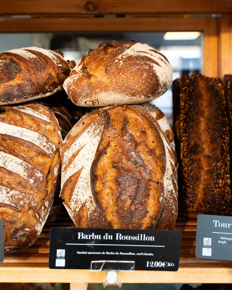 Pains au levain en boutique, boulangerie artisanale Qu4tre-Qu4rts à Bordeaux