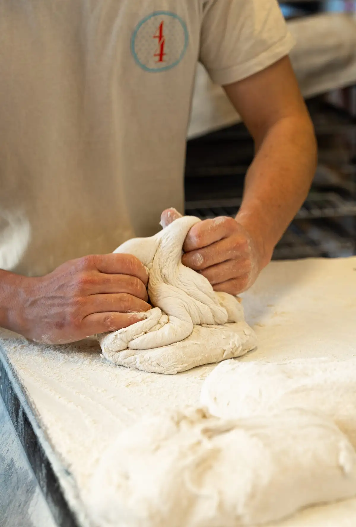 Pâte à pain travaillée à la main par un boulanger Qu4tre-Qu4rts