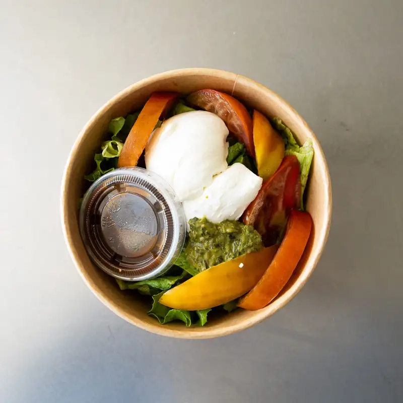 Salade de saison en bol à emporter, snacking de la boulangerie Quatre-Quarts à Bordeaux