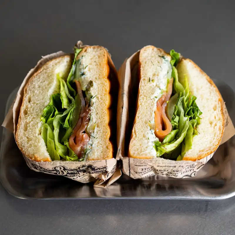 Sandwich coupé en deux sur son pain de boulanger, snacking de la boulangerie Quatre-Quarts à Bordeaux
