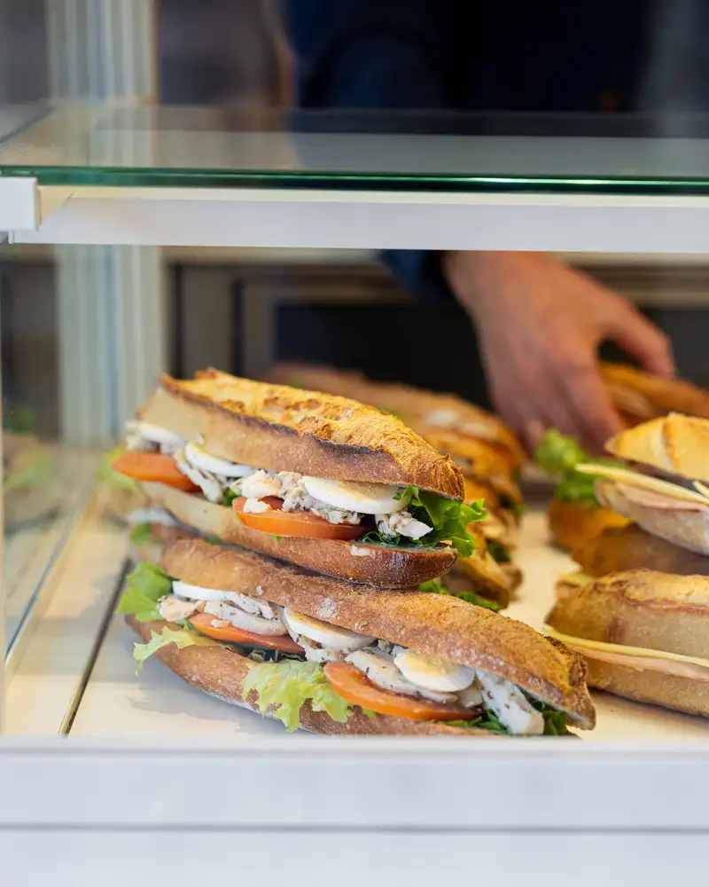 Sandwichs garnis disposés en vitrine, snacking de la boulangerie Quatre-Quarts à Bordeaux