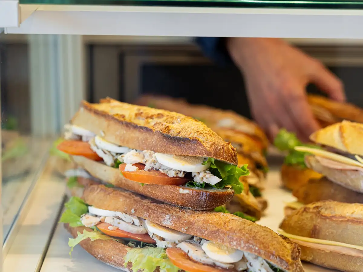 Sandwichs garnis disposés en vitrine, snacking de la boulangerie Quatre-Quarts à Bordeaux