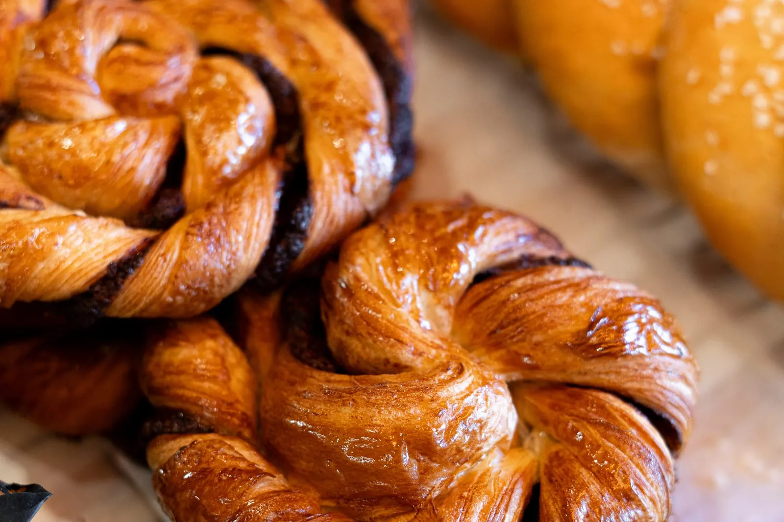 Viennoiseries feuilletées et caramélisées en vitrine, boulangerie pâtisserie Qu4tre-Qu4rts Tourny à Bordeaux