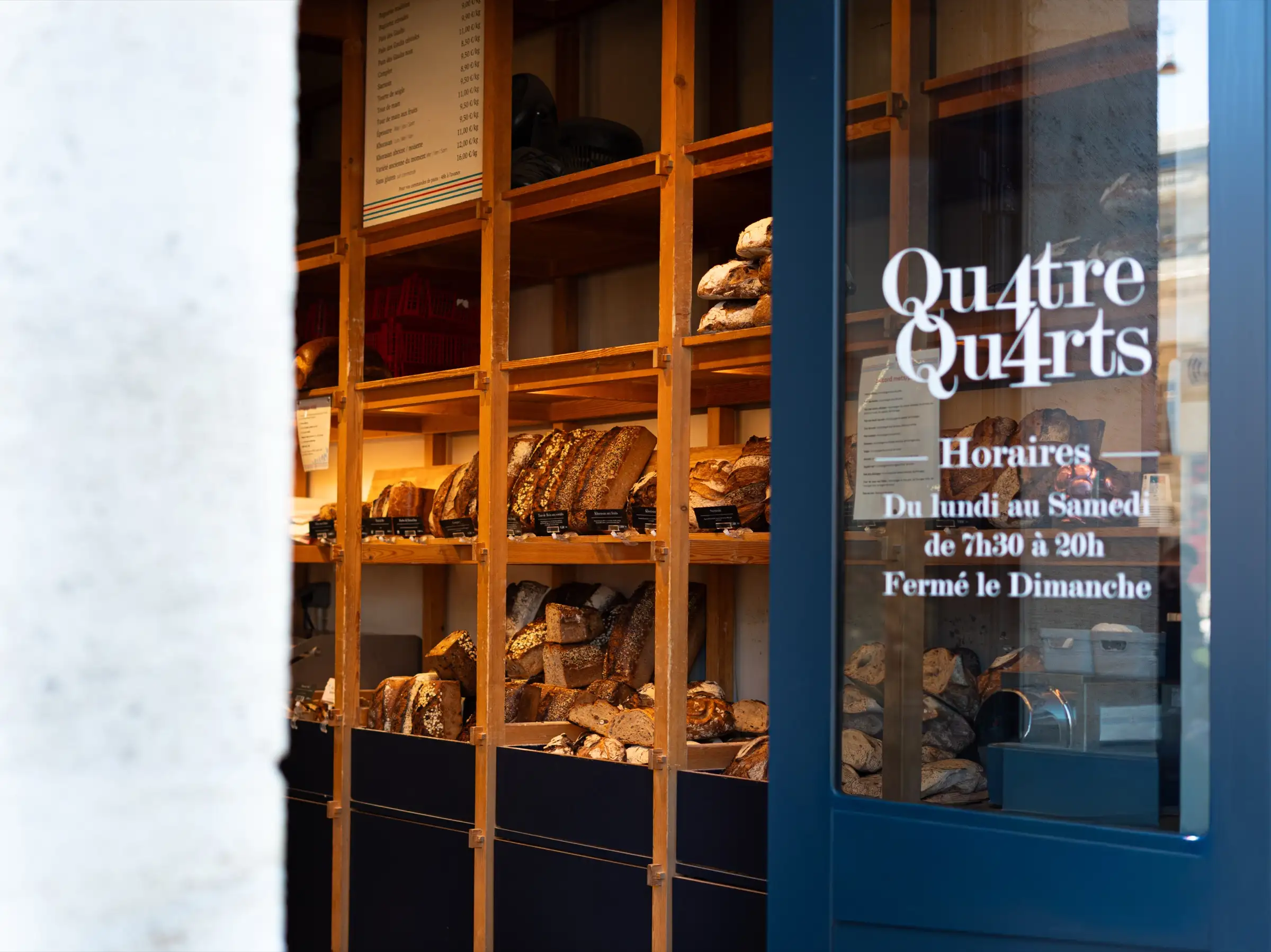 Vitrine de la boulangerie Qu4tre-Qu4rts allées de Tourny, étagères garnies de pains, Bordeaux